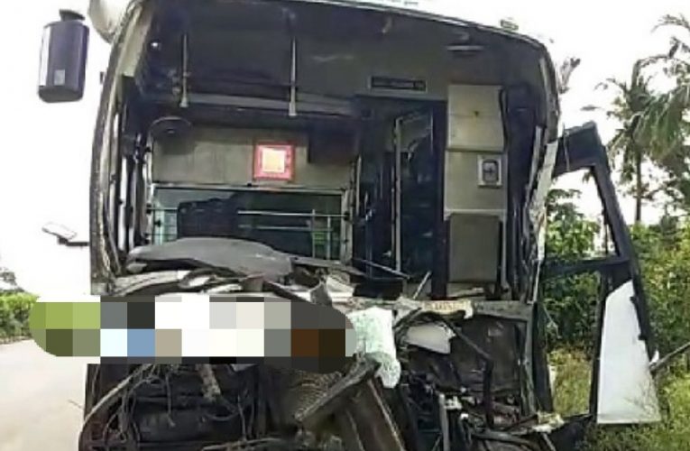 ଟ୍ରକକୁ ପଛପଟୁ ପିଟିଲା ବସ୍ : ଜଣେ ମୃତ, ୨୦ ଆହତ