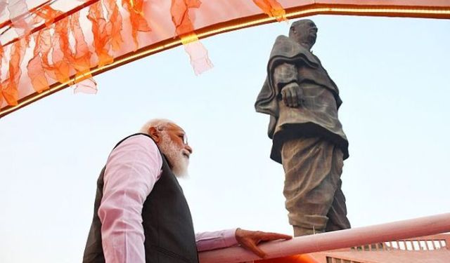 ରାଷ୍ଟ୍ରୀୟ ଏକତା ଦିବସ ଅବସରରେ ସର୍ଦ୍ଦାର ପଟେଲଙ୍କ ପ୍ରତିମୂର୍ତ୍ତିରେ ଶ୍ରଦ୍ଧାଞ୍ଜଳି ଅର୍ପଣ କଲେ ପ୍ରଧାନମନ୍ତ୍ରୀ