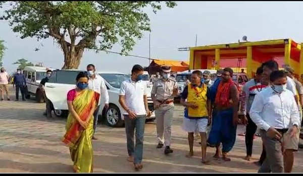 ତାରାତାରିଣୀଙ୍କ ଦର୍ଶନ କଲେ ୫ଟି ସଚିବ ଓ ତାଙ୍କ ଧର୍ମପତ୍ନୀ