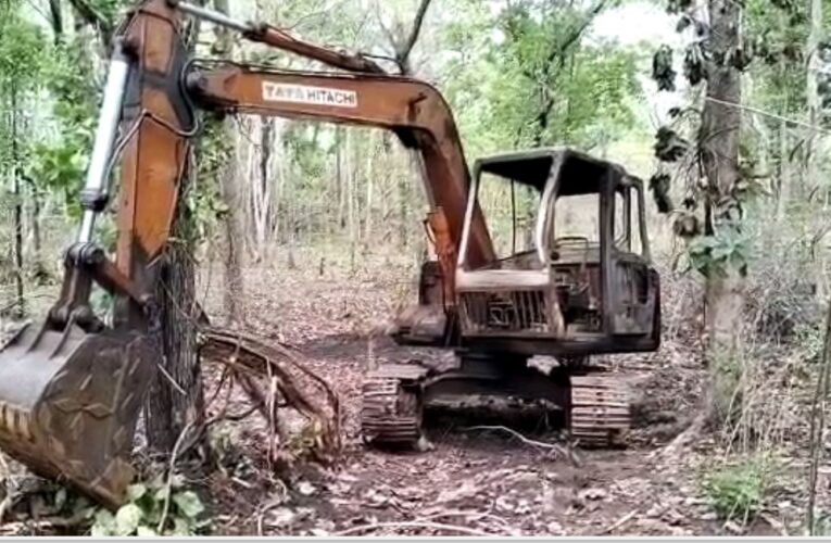 ମାଲକାନଗିରି ସୀମାନ୍ତରେ ମାଓ ହିଂସା, ରାସ୍ତା ନିର୍ମାଣରେ ନିୟୋଜିତ ଥିବା ଗାଡିକୁ ପୋଡିଲେ